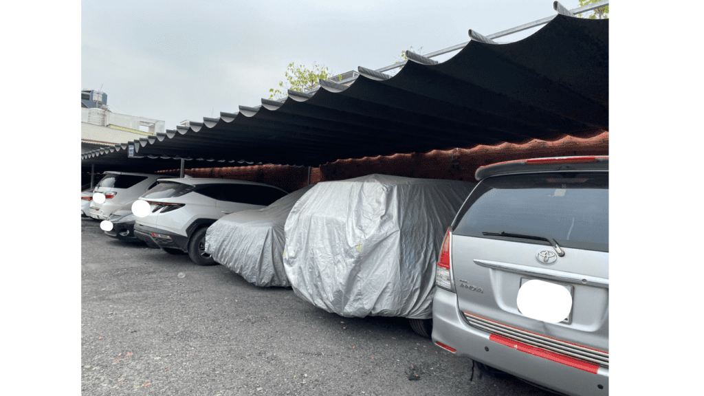 rộng rãi, sạch sẽ, có mái che