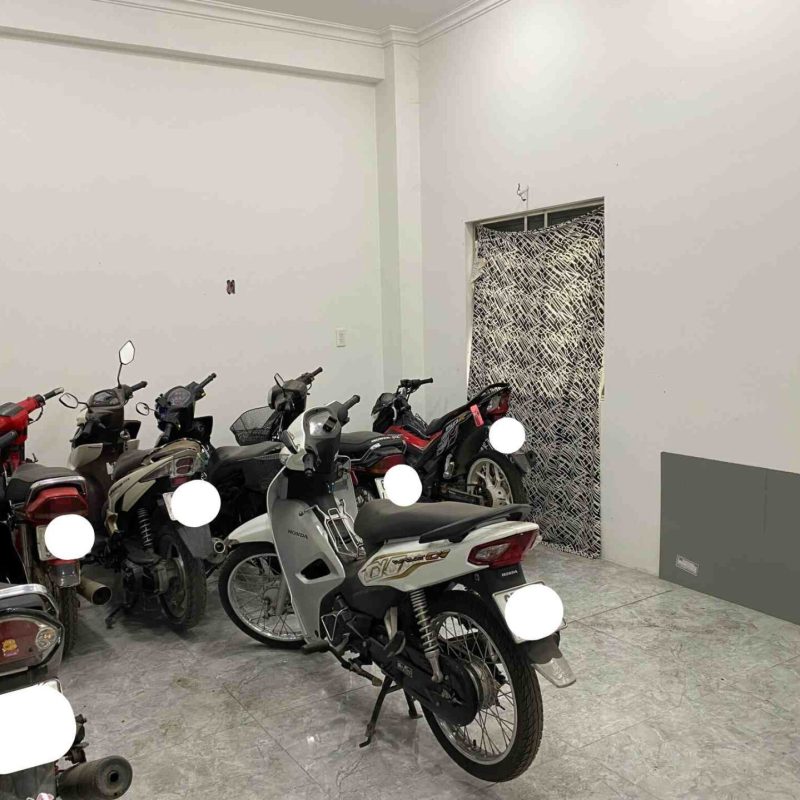 Nhà để xe trong nhà thoáng mát, sạch sẽ